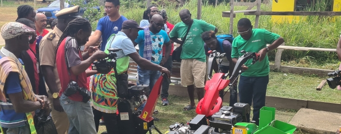 Machines ter  versterking van landbouwers Baataliba en Boven Suriname